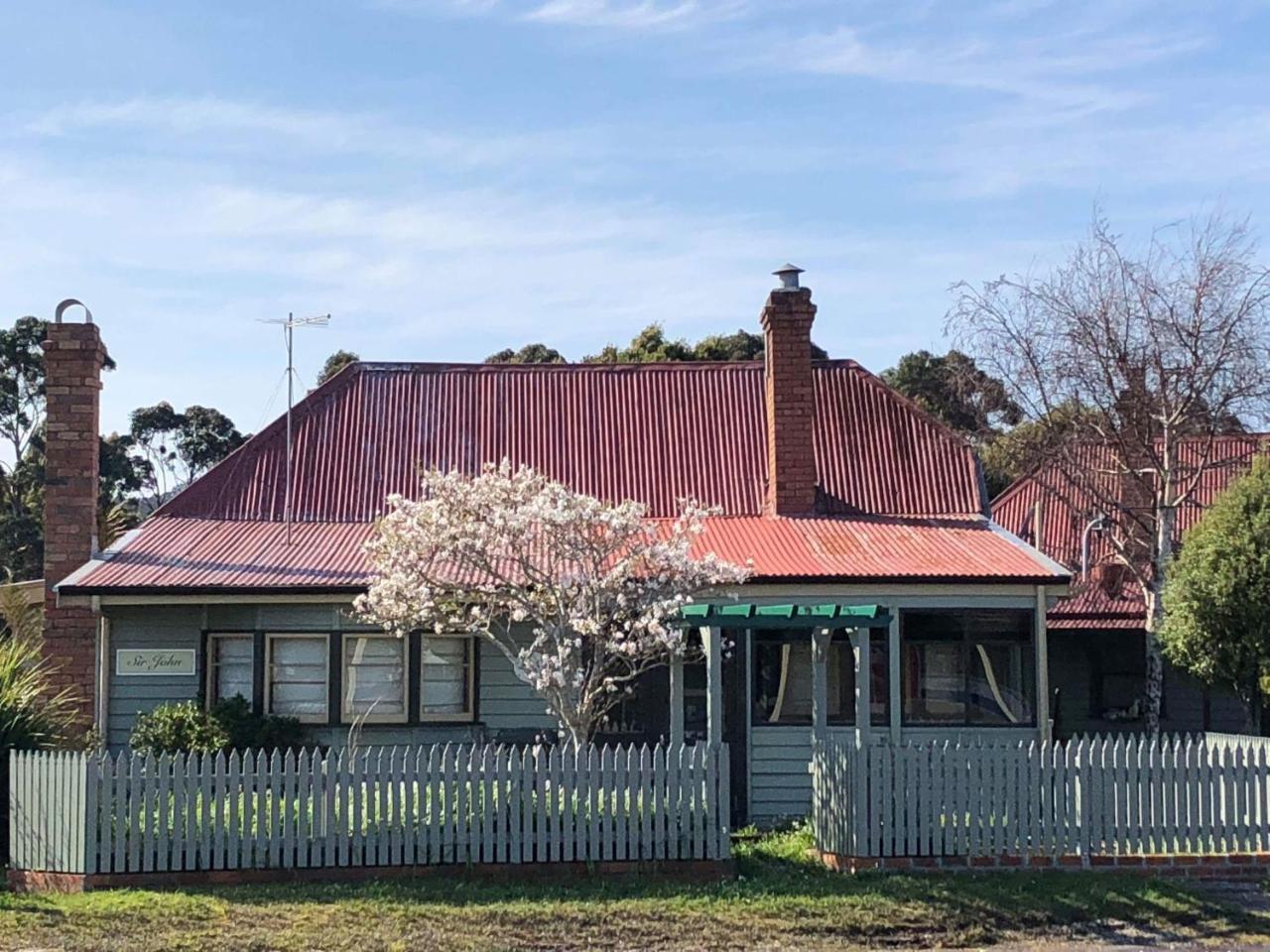 Kerrellie Cottages 2, 4 & 8 Reid Street Strahan Exterior foto